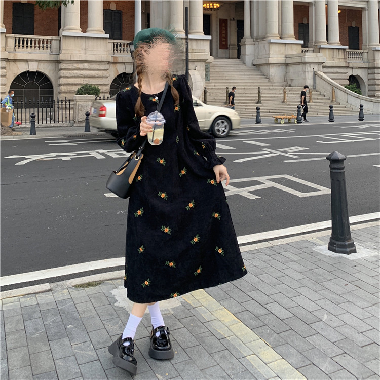 黒ワンピース 花柄刺繍 コーデュロイ ロングワンピース 黒 ゆったり