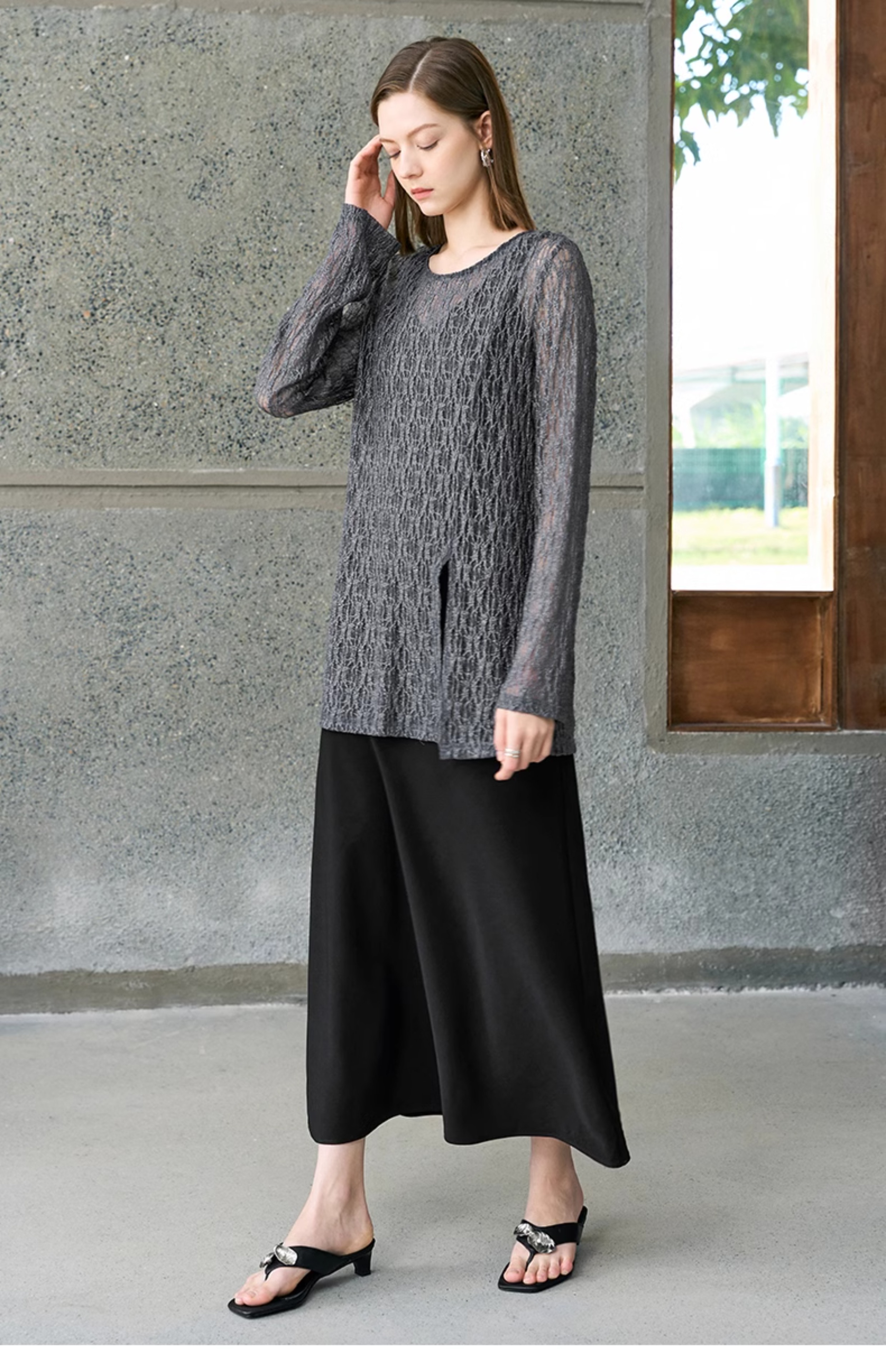 黒ワンピース 洗練されたVネックロングワンピース