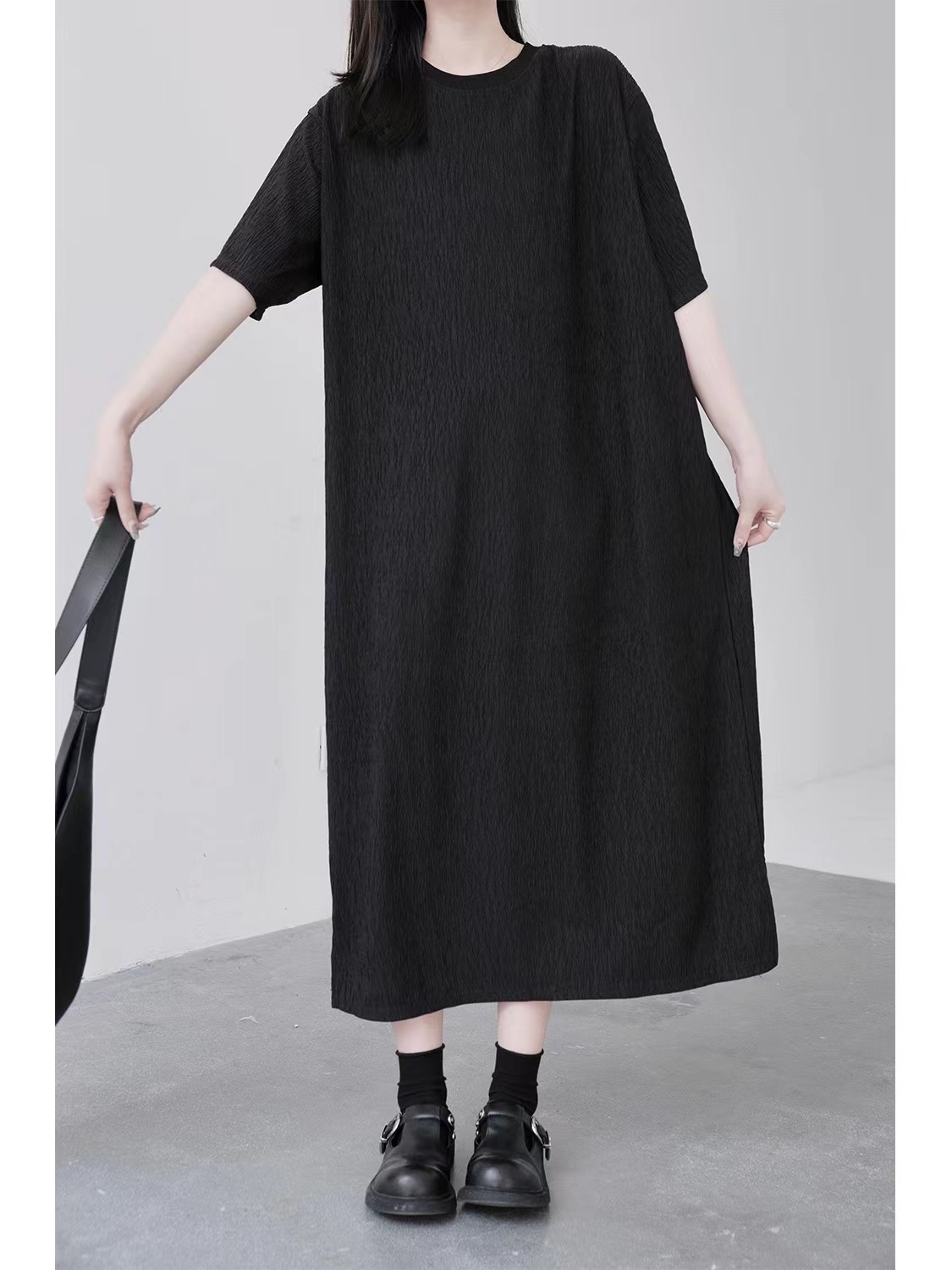 黒ワンピース 凹凸素材のゆったりワンピース