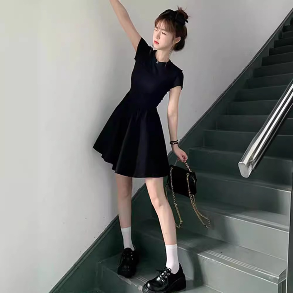 黒ワンピース シンプル優美フレアワンピース