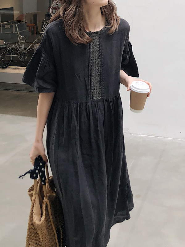 黒ワンピース 刺繍ライン入り ふんわり袖ワンピース