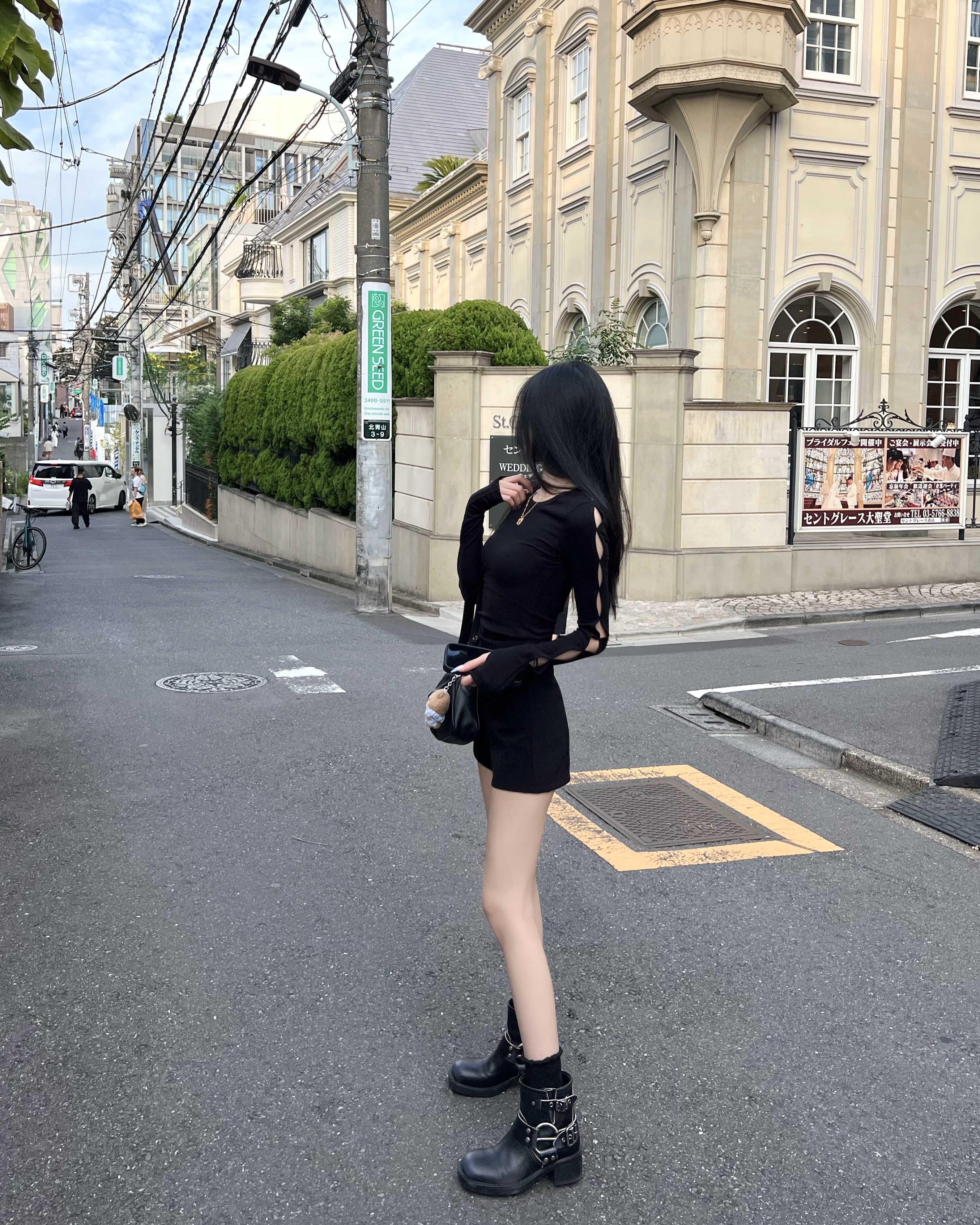 黒ワンピース カットアウトデザイン ニットショートパンツ