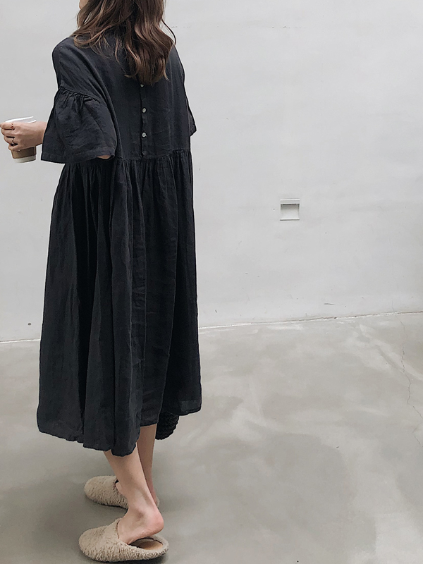 黒ワンピース 刺繍ライン入り ふんわり袖ワンピース