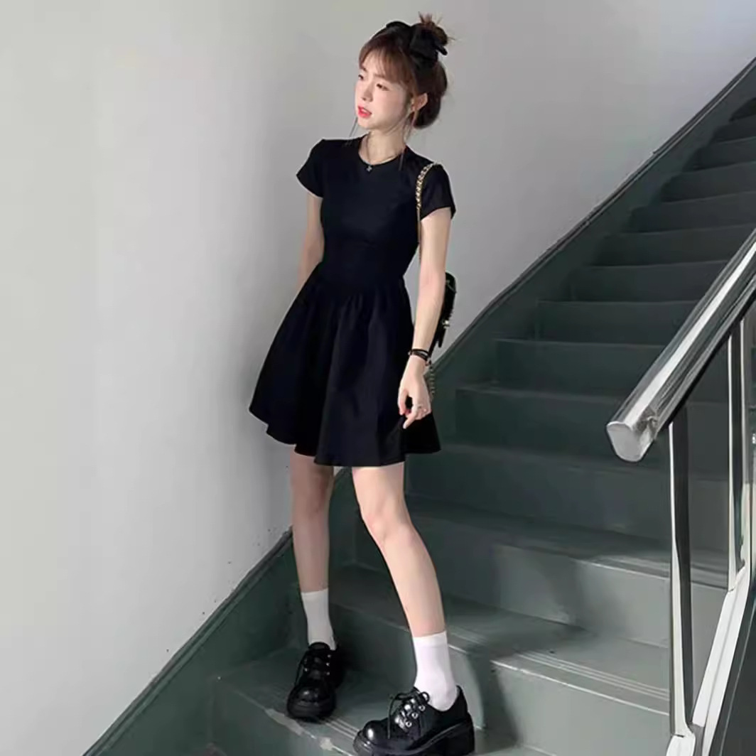 黒ワンピース シンプル優美フレアワンピース