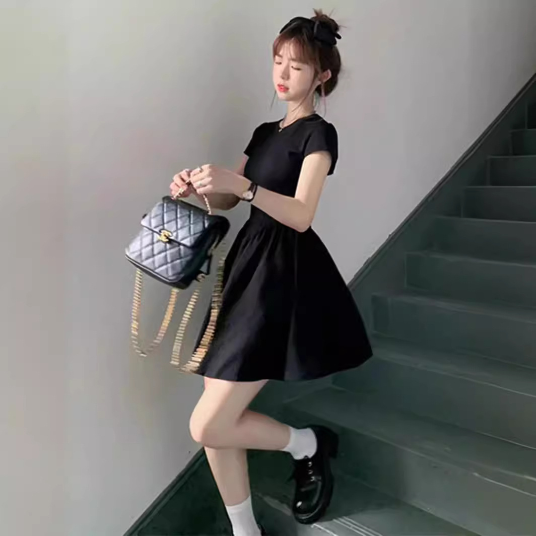 黒ワンピース シンプル優美フレアワンピース