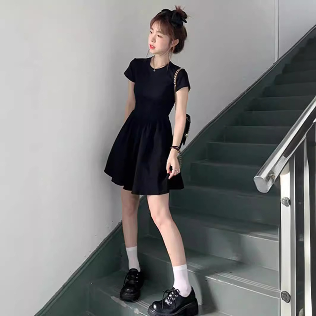 黒ワンピース シンプル優美フレアワンピース