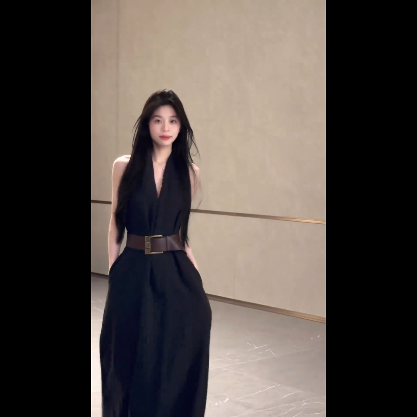 黒ワンピース 深Vネック ベルト付きロングワンピース