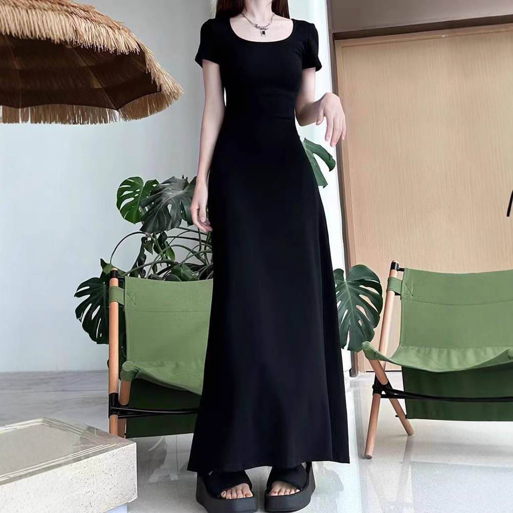 黒ワンピース 優美なラインのロングワンピース