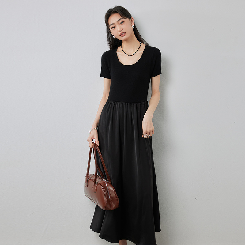 黒ワンピース 優美なUネックフレアワンピース