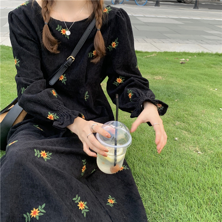 黒ワンピース 花柄刺繍 コーデュロイ ロングワンピース 黒 ゆったり