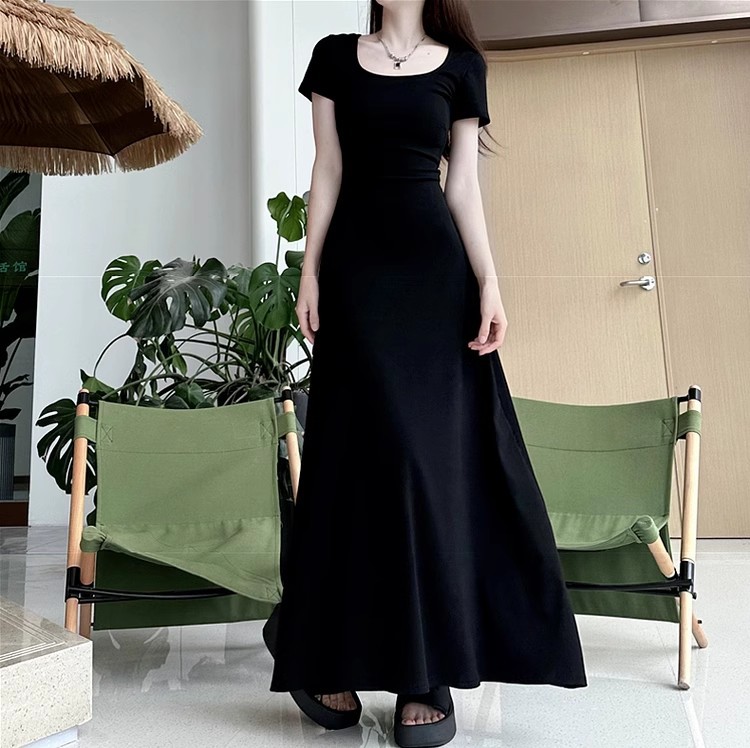 黒ワンピース 優美なラインのロングワンピース