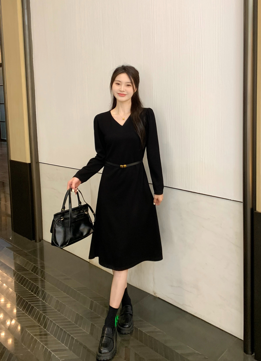 黒ワンピース 上品なＶネックベルト付きミディ丈ワンピース