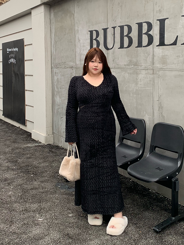 黒ワンピース 立体模様の上品ロングワンピース