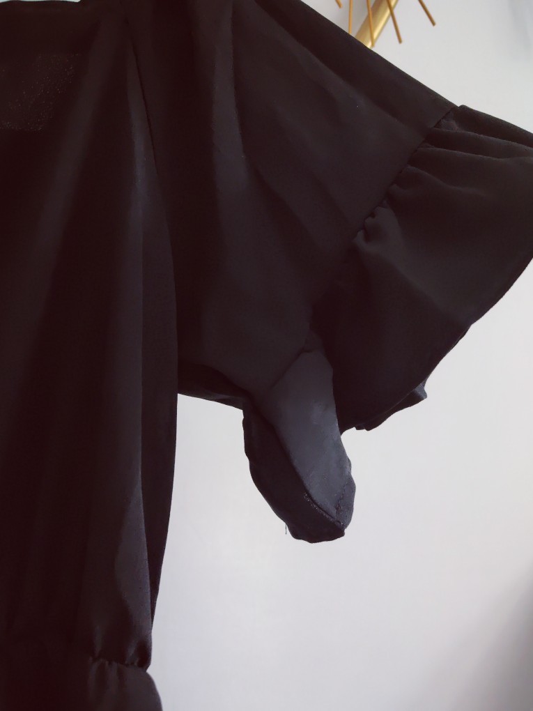 黒ワンピース フリル袖フロントボタンロングワンピース