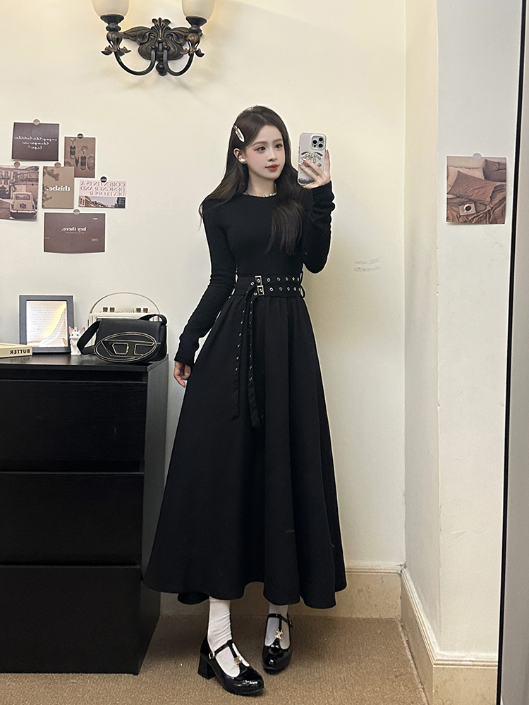 黒ワンピース ベルト飾りフレアロングワンピース