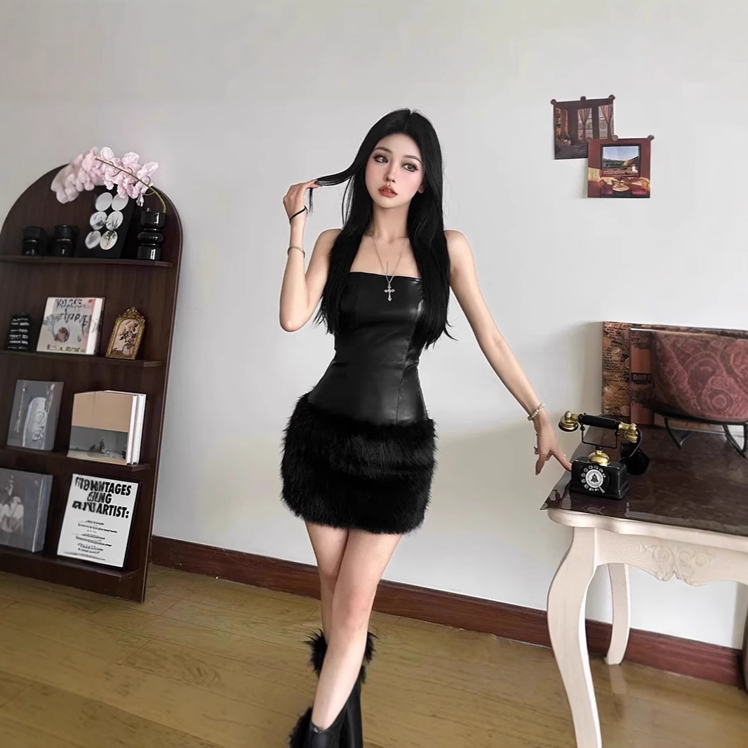 黒ワンピース 裾ファー光沢ベアトップワンピース
