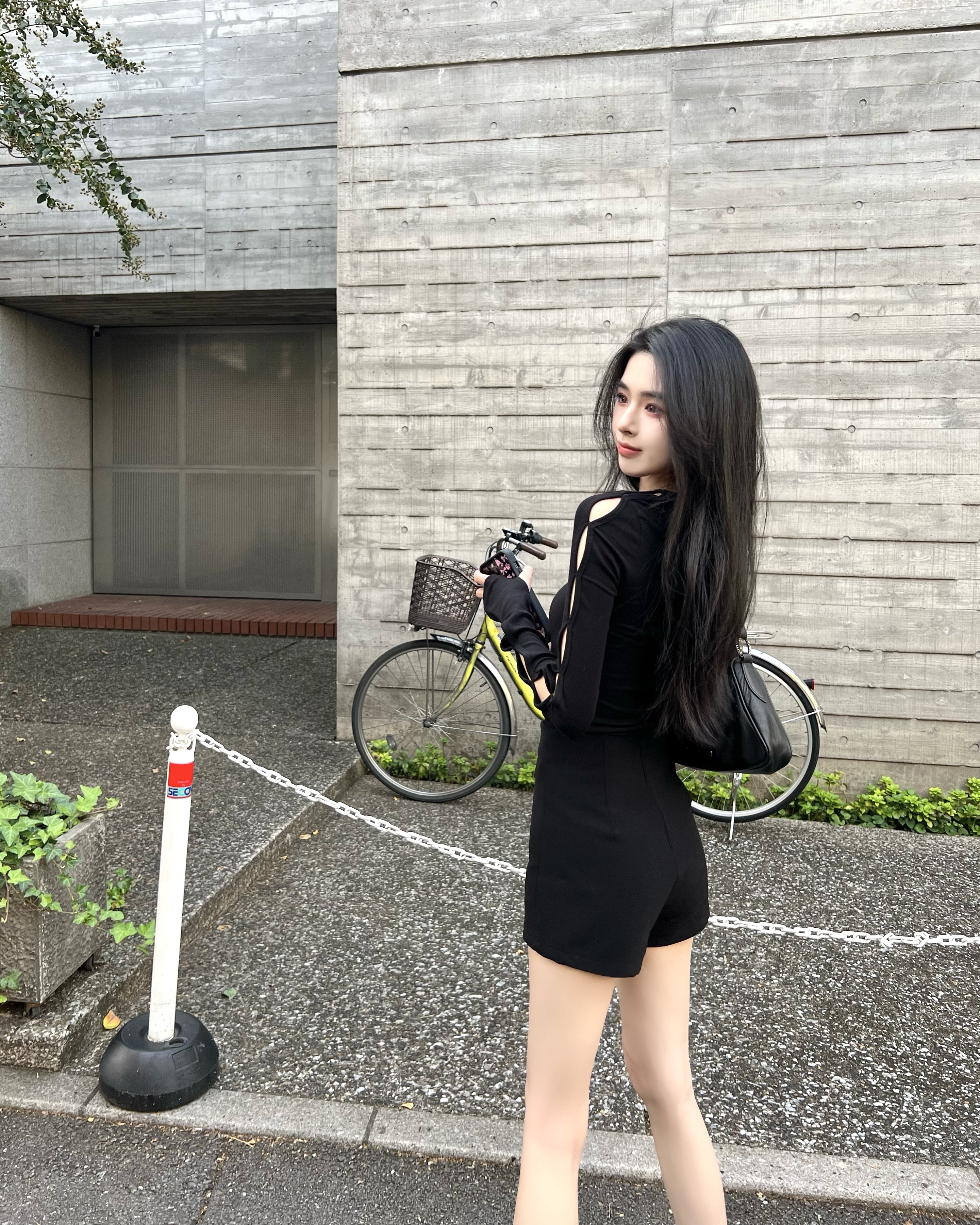 黒ワンピース カットアウトデザイン ニットショートパンツ