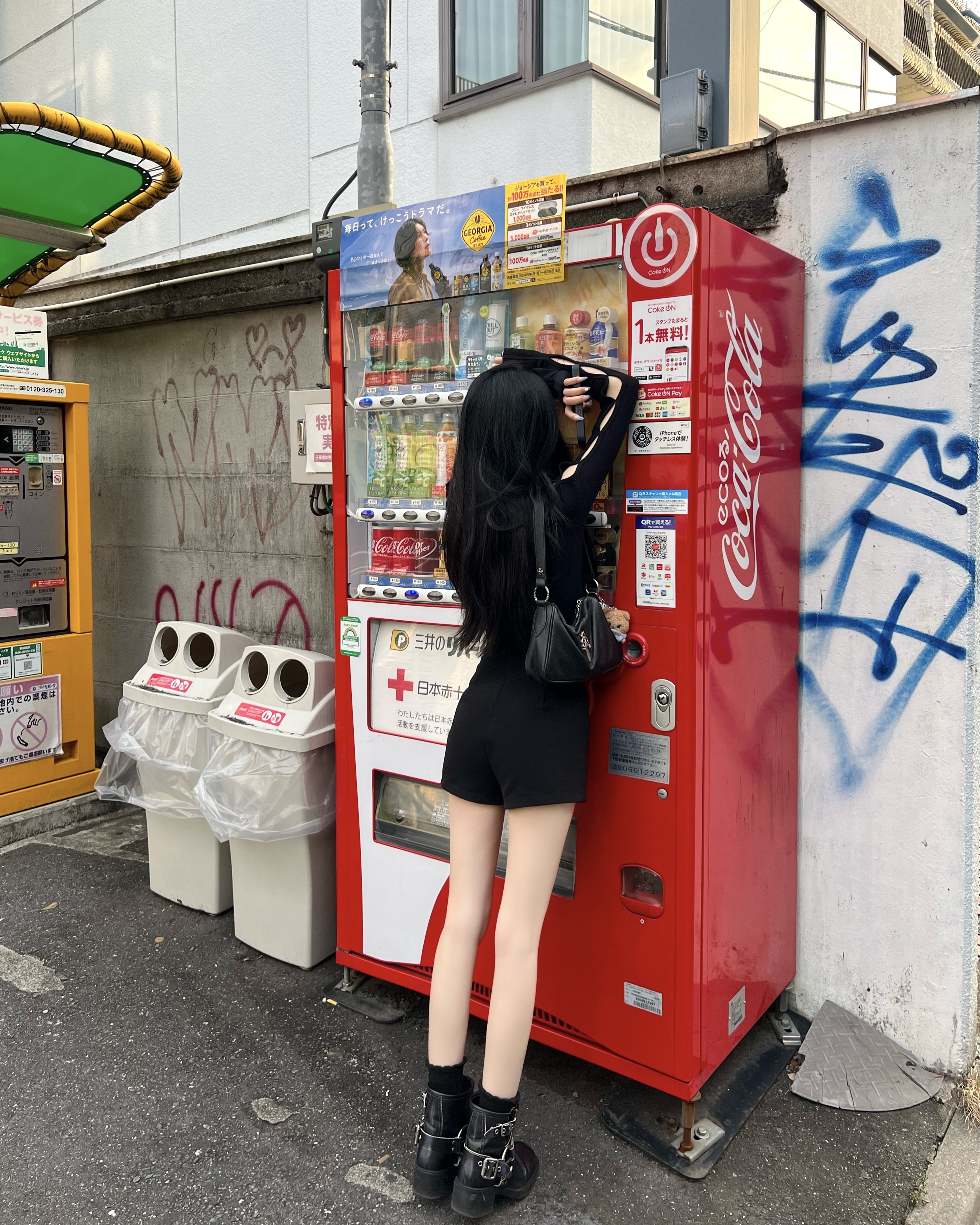 黒ワンピース カットアウトデザイン ニットショートパンツ
