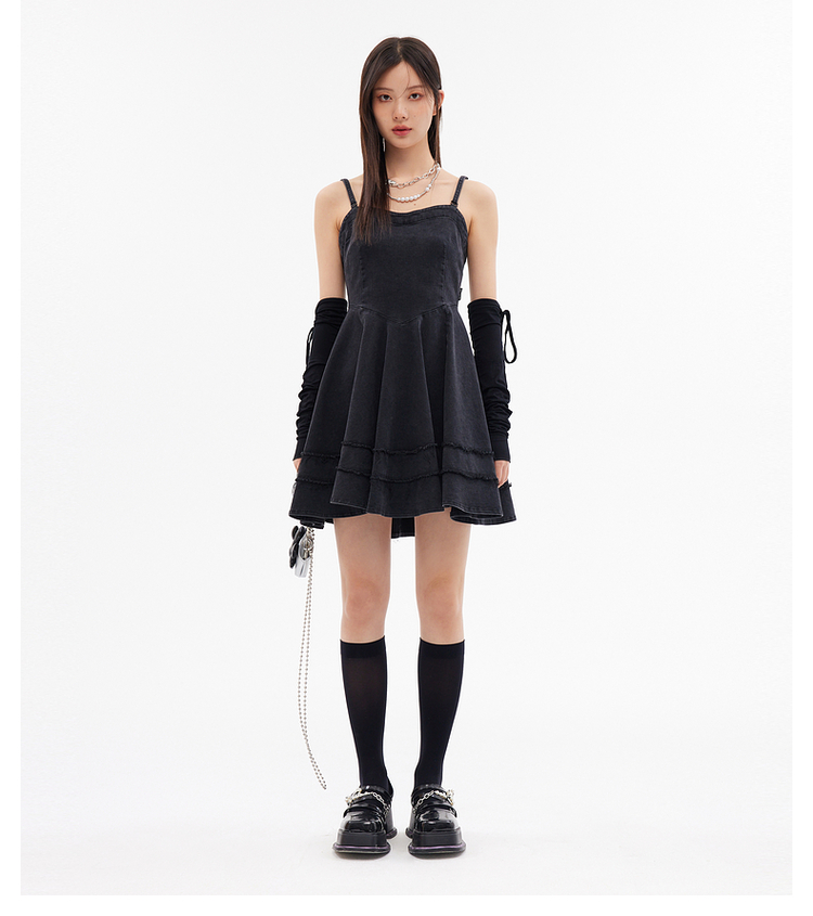 黒ワンピース フリルヘム キャミワンピース