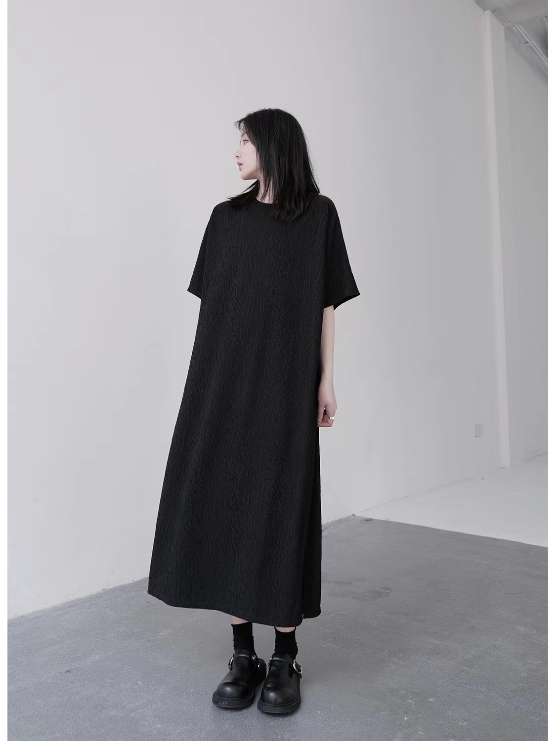 黒ワンピース 凹凸素材のゆったりワンピース