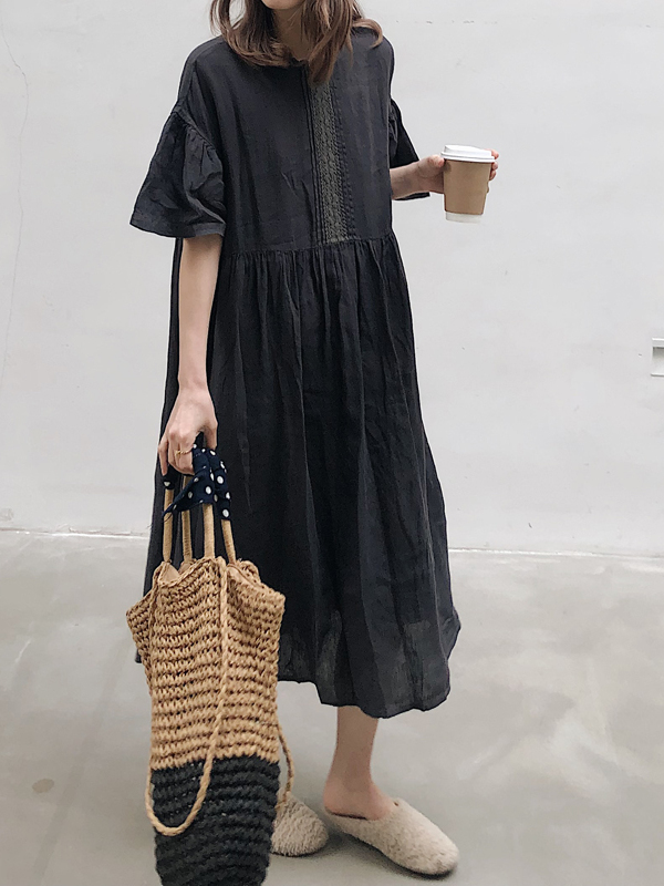 黒ワンピース 刺繍ライン入り ふんわり袖ワンピース