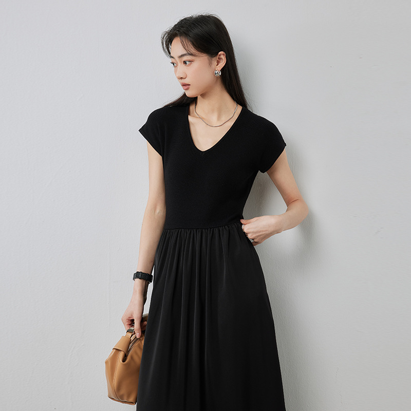 黒ワンピース 優美なUネックフレアワンピース