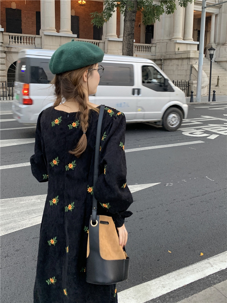 黒ワンピース 花柄刺繍 コーデュロイ ロングワンピース 黒 ゆったり