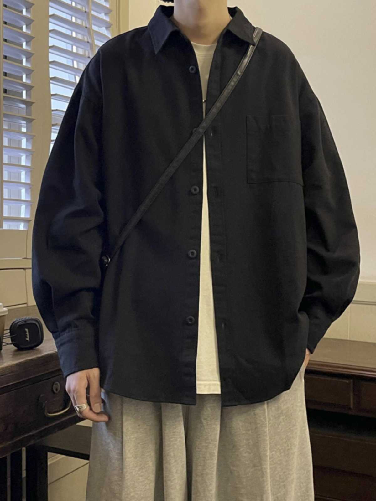 シンプルなのにスタイリッシュ！あなたの魅力を引き出す黒の無地シャツおすすめ5選