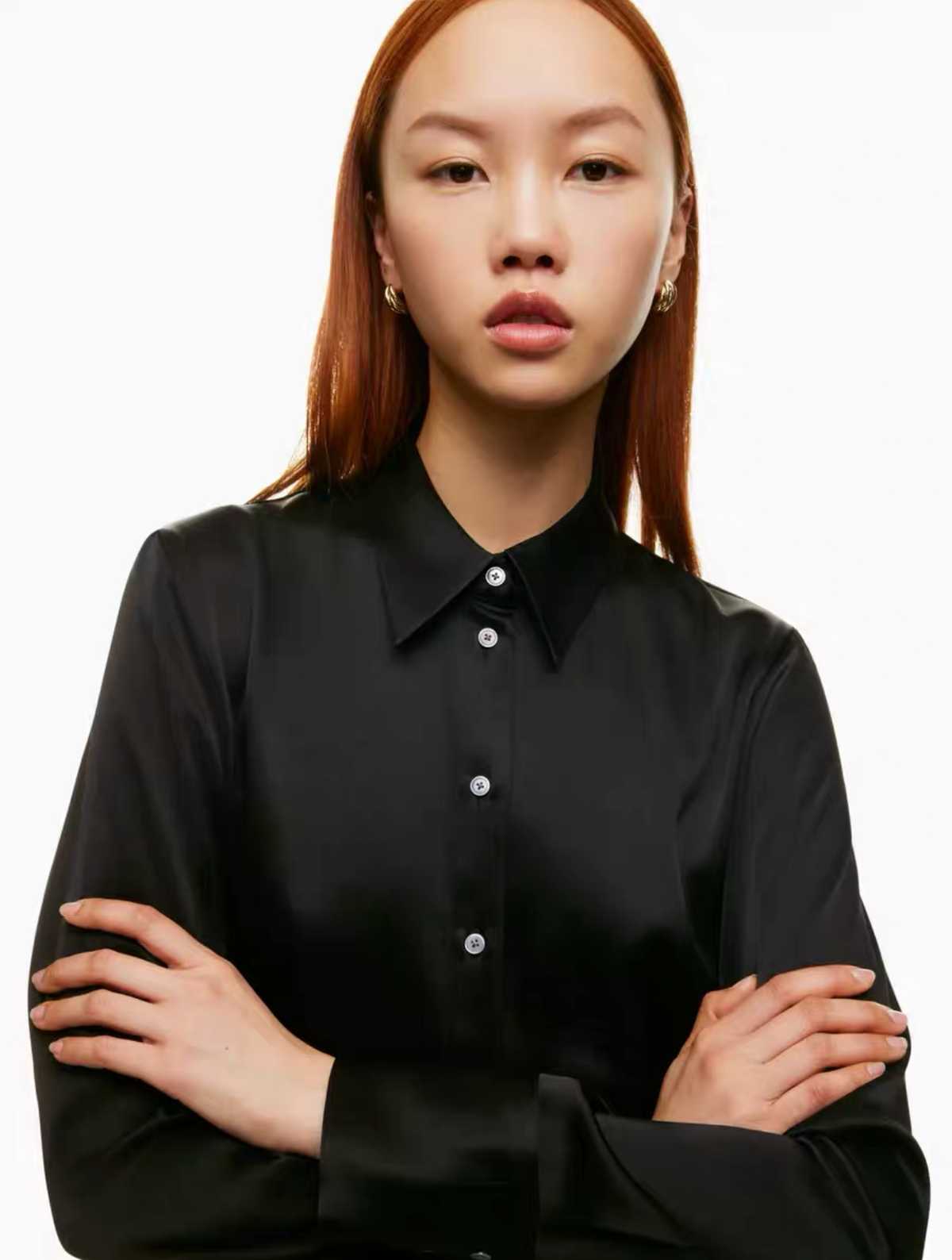 黒シャツ シンプル光沢サテンシャツ