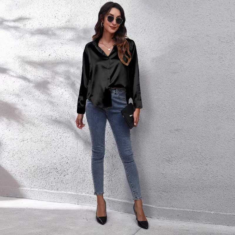 黒シャツ 光沢シルクのゆるふわブラウス