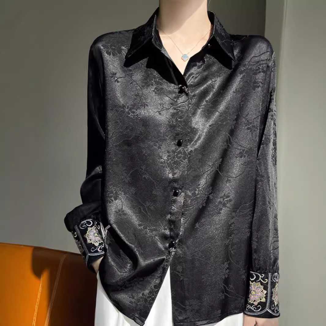黒シャツ 花刺繍入り光沢シャツ