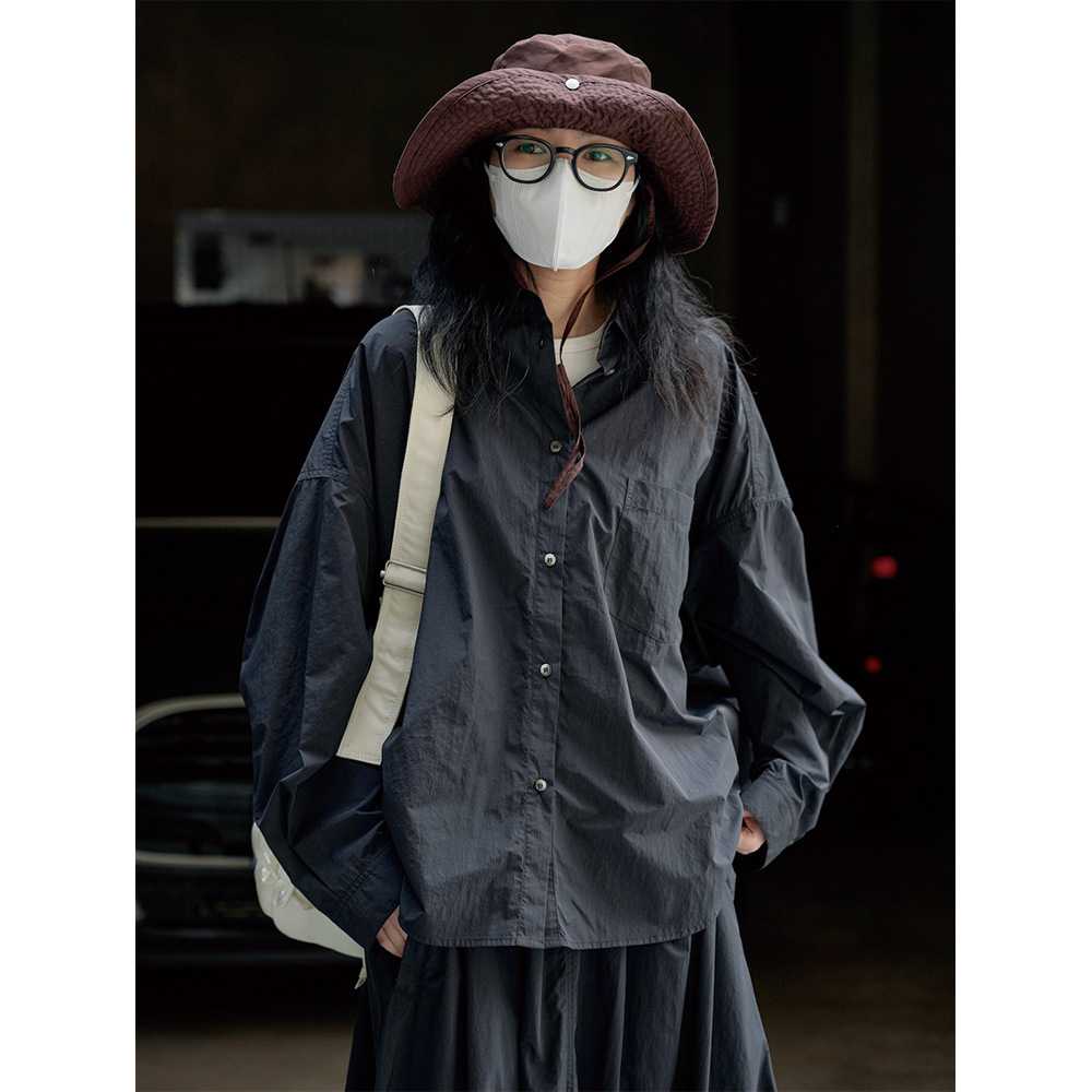 黒シャツ シンプルゆったり布帛シャツ