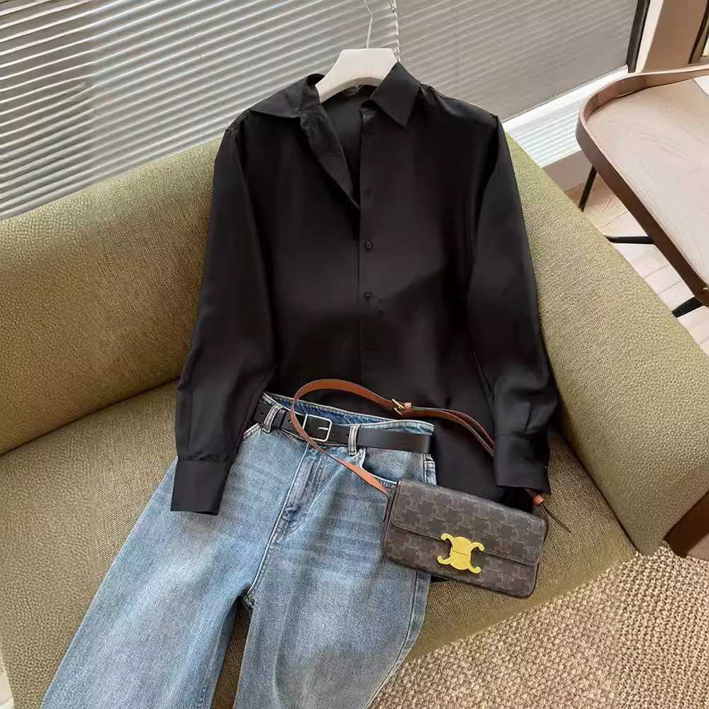 黒シャツ シャープシルエット シルキーシャツ