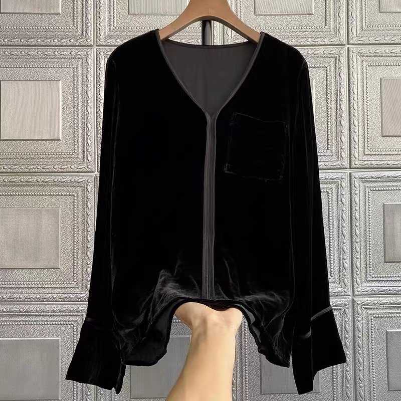 黒シャツ ベルベット素材ノーカラージャケット