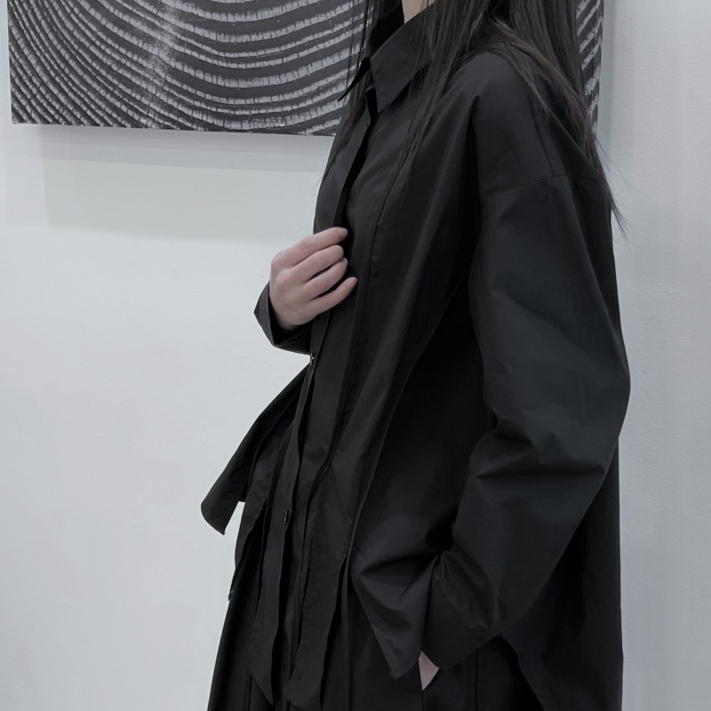 黒シャツ アシンメトリープリーツシャツ