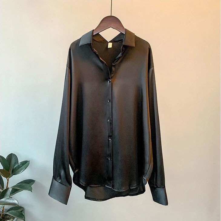 黒シャツ 光沢感のある艶めかしい上質シャツ