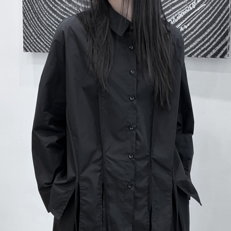 黒シャツ アシンメトリープリーツシャツ