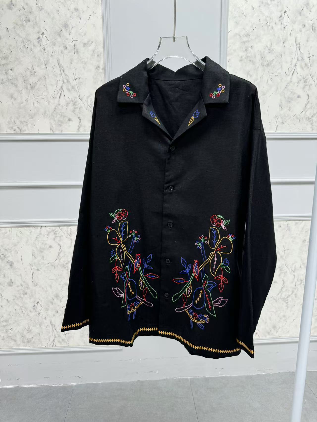 黒シャツ 花刺繍入り民族調カラーシャツ