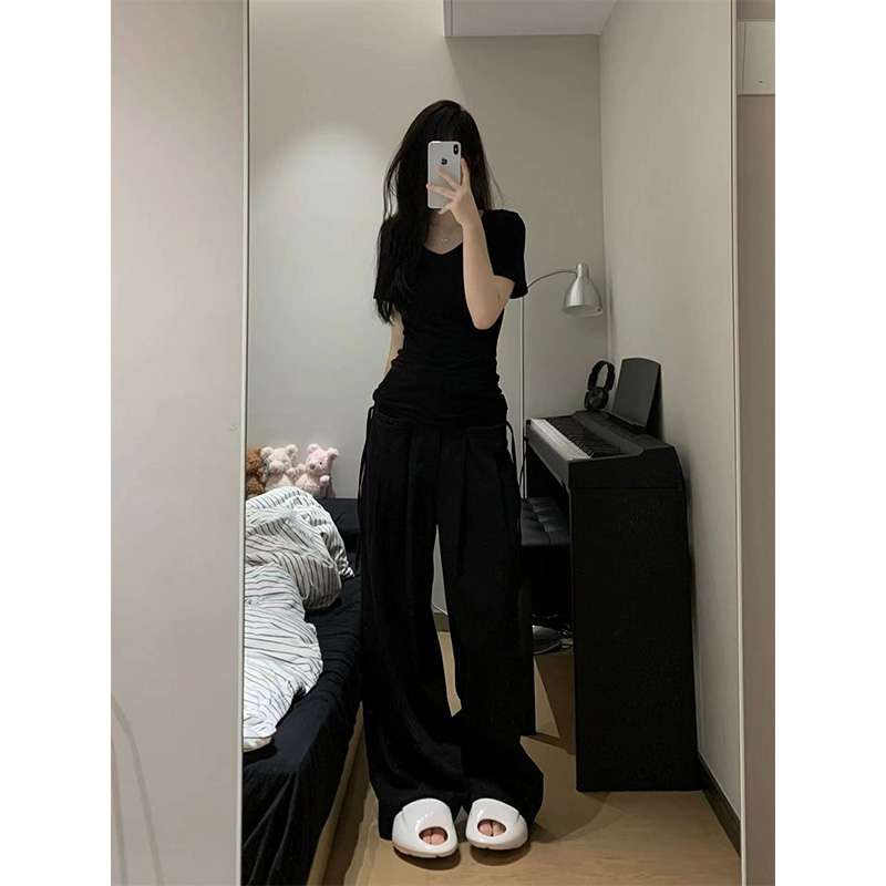 黒コーデ シンプルエレガント 黒Tシャツ
