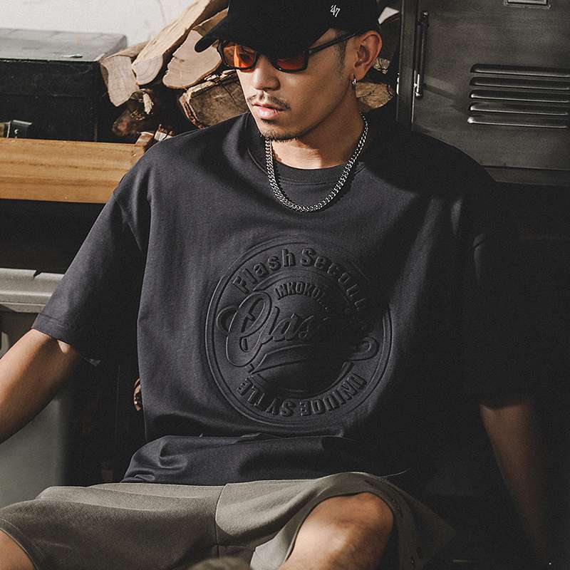 黒コーデ クラシックエンボスTシャツ