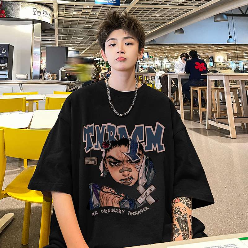 黒コーデ ストリートアート風ティーン グラフィックTシャツ