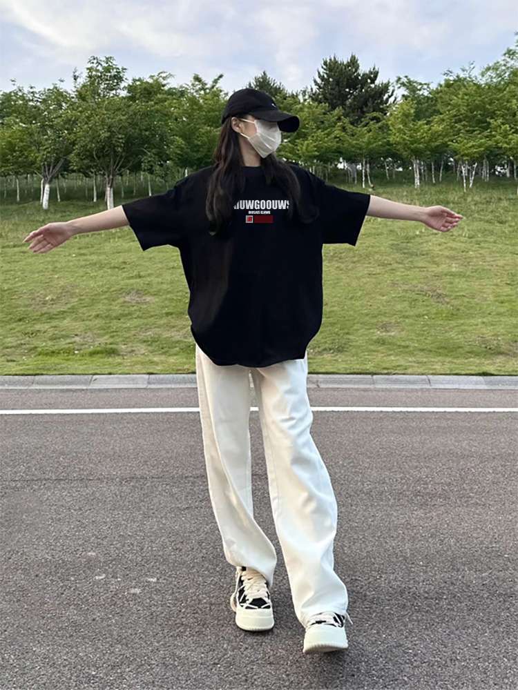 黒コーデ ストリートムード オーバーサイズTシャツ