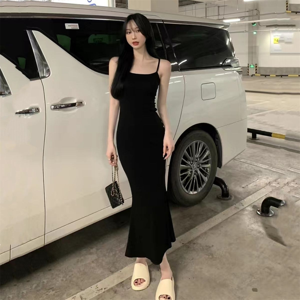 黒コーデ 細身シルエットキャミソールロングワンピース