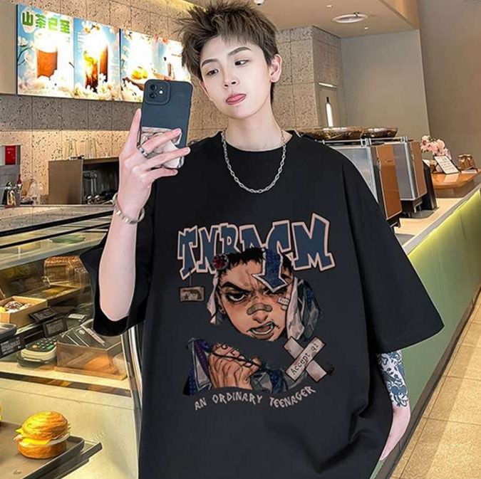 黒コーデ ストリートアート風ティーン グラフィックTシャツ