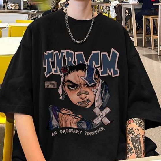 黒コーデ ストリートアート風ティーン グラフィックTシャツ
