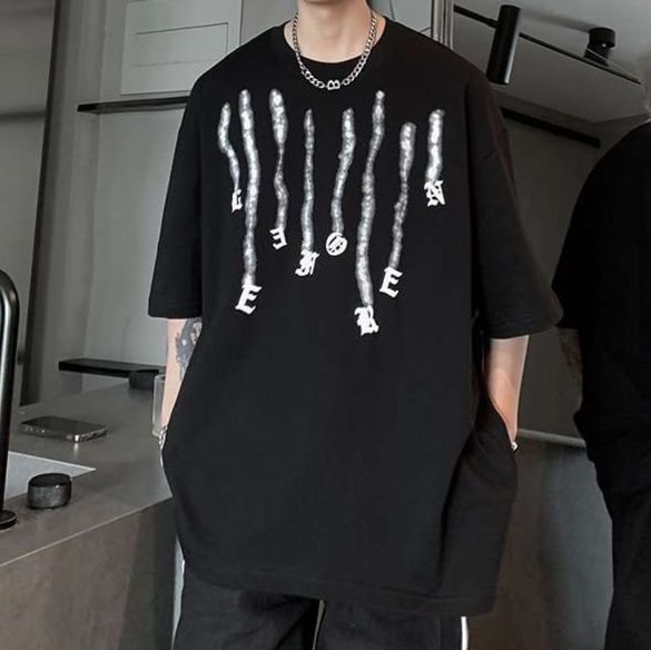 黒コーデ ストリートゴシックレタリングTシャツ