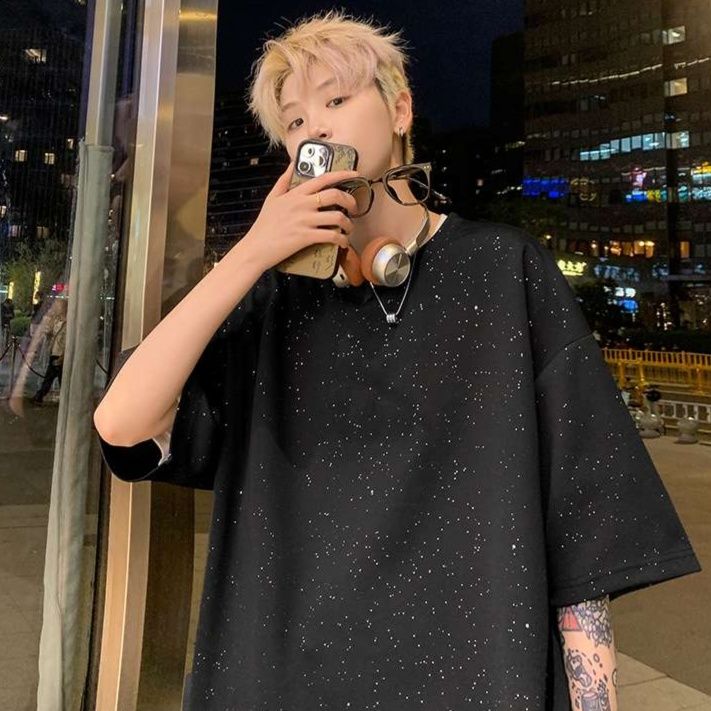 黒コーデ 星空キラめくオーバーサイズTシャツ