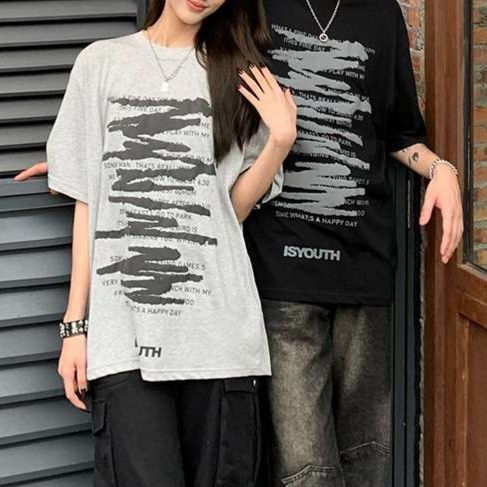 黒コーデ アーバンストリートグラフィックTシャツ