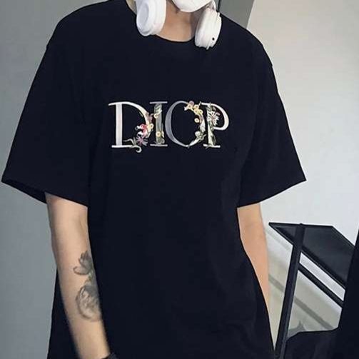 黒コーデ エレガントDior風ロゴTシャツ