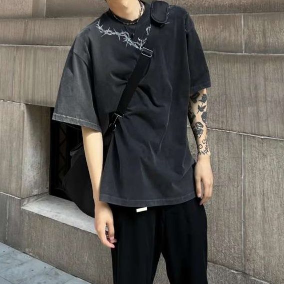黒コーデ モードストリート バーブワイヤーTシャツ